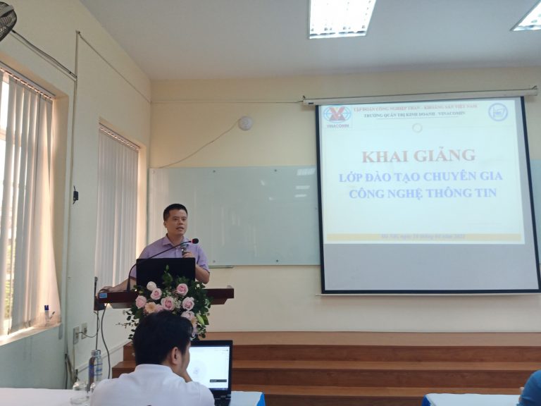 Ông Nguyễn Việt Dũng - Phó hiệu trưởng Nhà trường phát biểu khai giảng lớp học