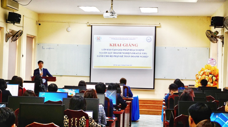 (Ông Phạm Đăng Phú - Hiệu Trưởng VBS phát biểu trong buổi khai giảng)