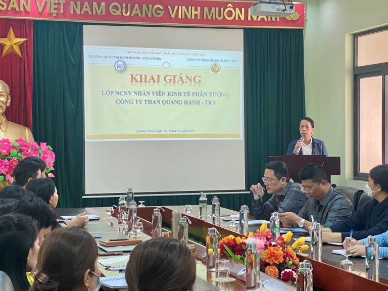 Ông Vũ Văn Hưng – Phó Giám đốc – Công ty Than Quang Hanh- TKV phát biểu trong lễ Khai giảng