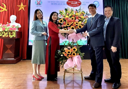 Đ/c Phạm Đăng Phú: Bí thư Chi bộ, Hiệu trưởng Nhà trường tặng hoa Chị, Em phụ nữ VBS nhân ngày 08/3/2022.