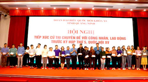 Trao tặng quà cho CNLĐ có hoàn cảnh khó khăn