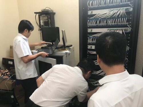 Trực ban hỗ trợ vận hành hệ thống tại Trung tâm điều hành sản xuất của Tập đoàn