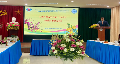 Đ/c Phạm Đăng Phú, Bí thư Chi bộ, Hiệu trưởng Nhà trường khai bút đầu Xuân Nhâm Dần 2022