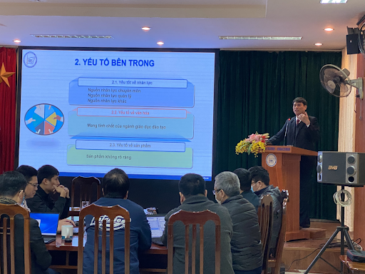 Đ/c Phạm Đăng Phú, Bí thư Chi bộ, Hiệu trưởng VBS trao đổi với các học viên