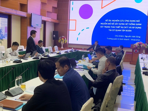 Chủ nhiệm đề tài báo cáo trước Hội đồng