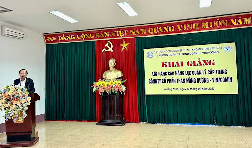 Ông Ngô Xuân Thủy – Phó Giám đốc – Công ty CP Than Mông Dương - Vinacomin phát biểu trong lễ Khai giảng