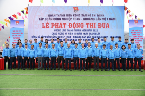 Các đại biểu chụp hình lưu niệm cùng cán bộ, đoàn viên thanh niên tham gia Lễ phát động