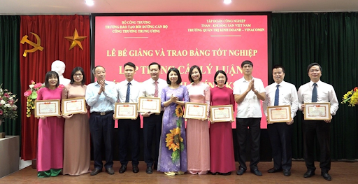 Đồng chí Lê Hải An, Phó Bí thư Đảng ủy - Phó Hiệu trưởng Trường Đào tạo, bồi dưỡng Cán bộ Công thương Trung ương; Đồng chí Khuất Mạnh Thắng - Phó Bí thư Thường trực Đảng ủy Tập đoàn Công nghiệp Than - Khoáng sản Việt Nam và Đồng chí Phạm Đăng Phú, Bí thư Chi bộ, Hiệu trưởng Trường Quản trị kinh doanh - Vinacomin trao giấy khen cho các học viên xuất sắc.