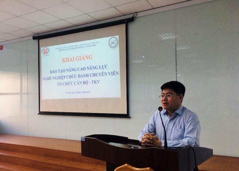 Ông Trần Văn Cừ, Trưởng Ban TCNS - TKV phát biểu trong buổi khai giảng