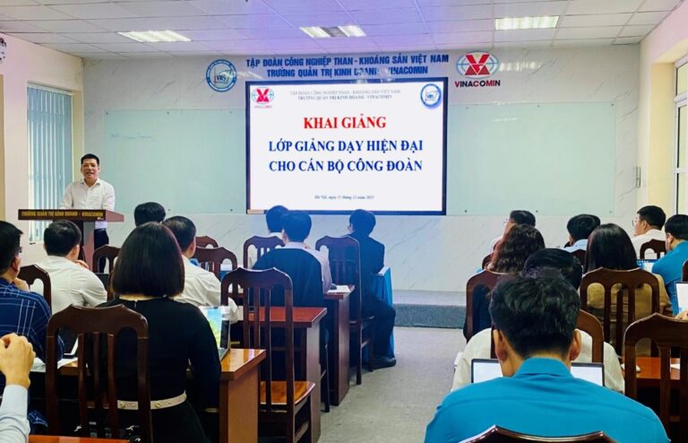 Ông Phạm Hồng Hạnh, Phó Chủ tịch CĐTKV phát biểu trong buổi khai giảng.