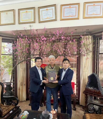 Ban giám hiệu tới thăm, chúc Tết nguyên Hiệu trưởng Đoàn Văn Kiển