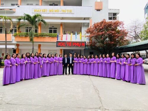 Ban giám hiệu chụp ảnh lưu niệm cùng nữ công VBS