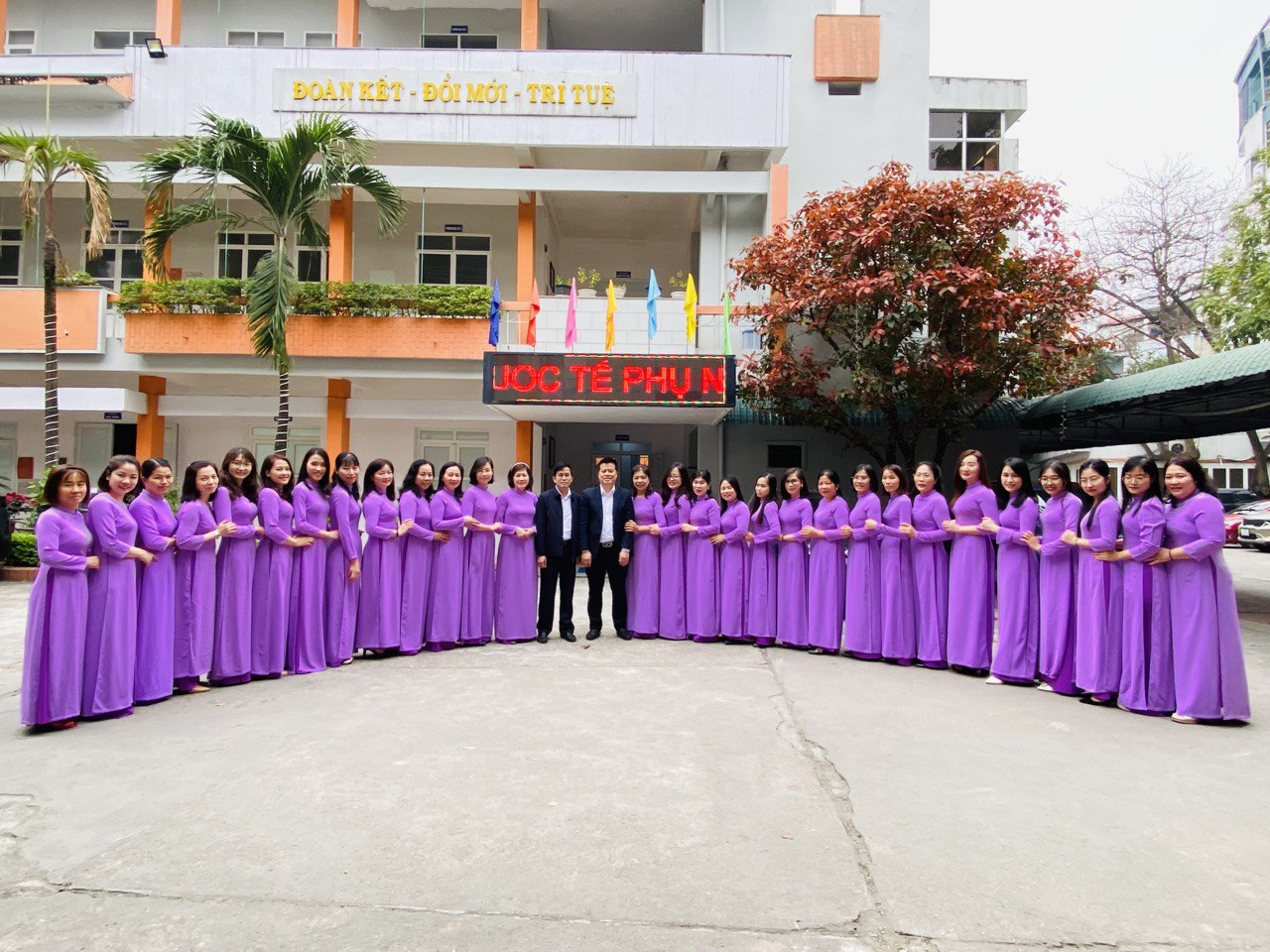 Ban giám hiệu chụp ảnh lưu niệm cùng nữ công VBS