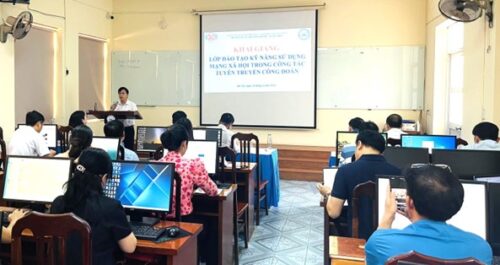 Ông Ngô Xuân Khoa, Hiệu trưởng Nhà trường phát biểu khai giảng lớp học