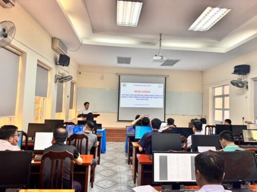 Ông Nguyễn Việt Dũng - Phó Hiệu trưởng - Trường Quản trị kinh doanh - Vinacomin phát biểu khai giảng lớp học.