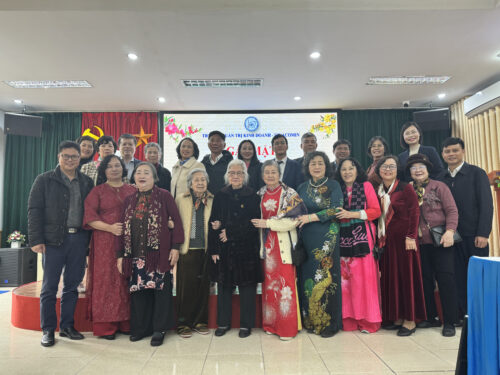 Ban lãnh đạo Nhà trường chụp ảnh lưu niệm cùng các cụ hưu trí